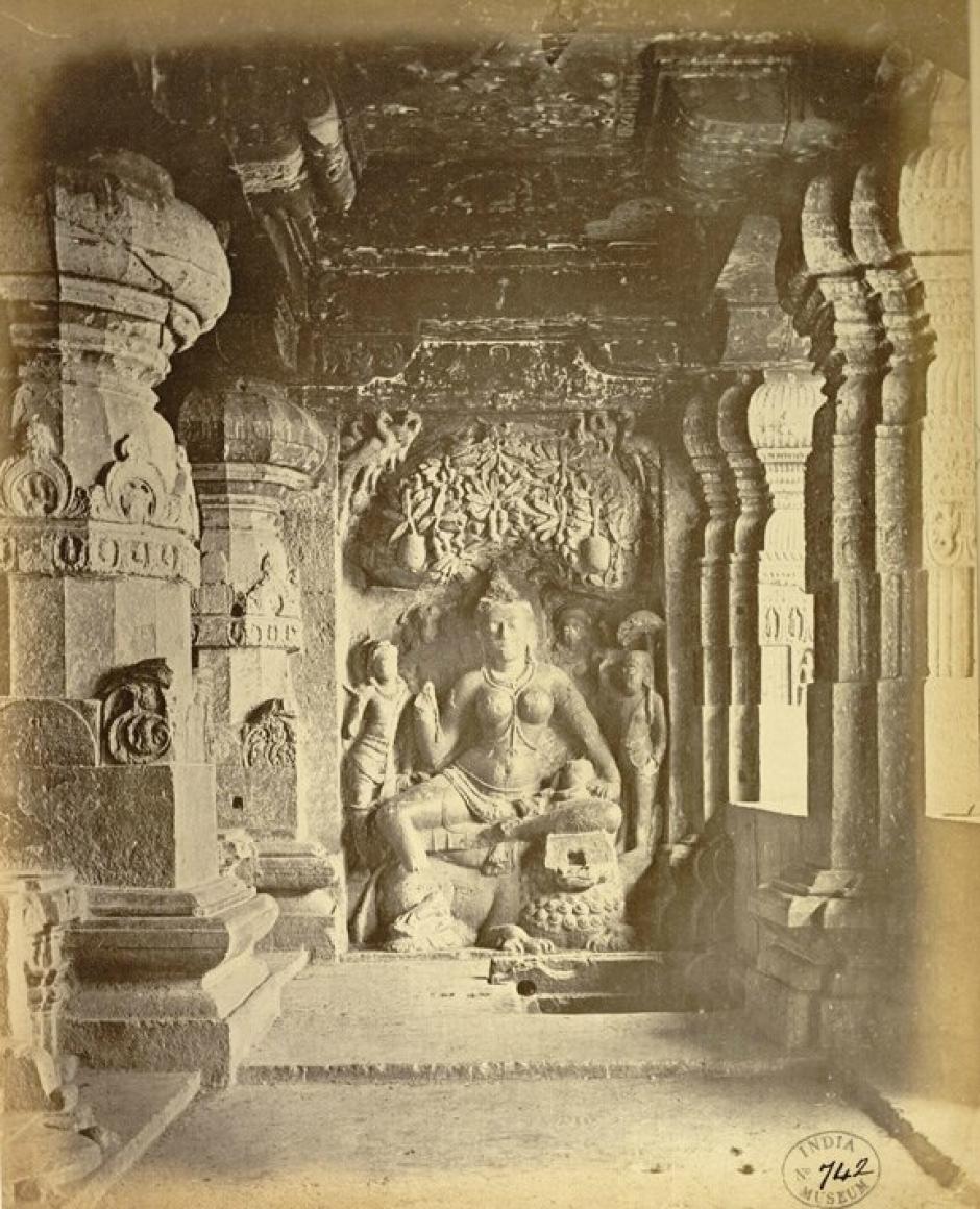 Fotografía de una escultura en el extremo sur de la galería del templo rupestre Indra Sabha en Ellora