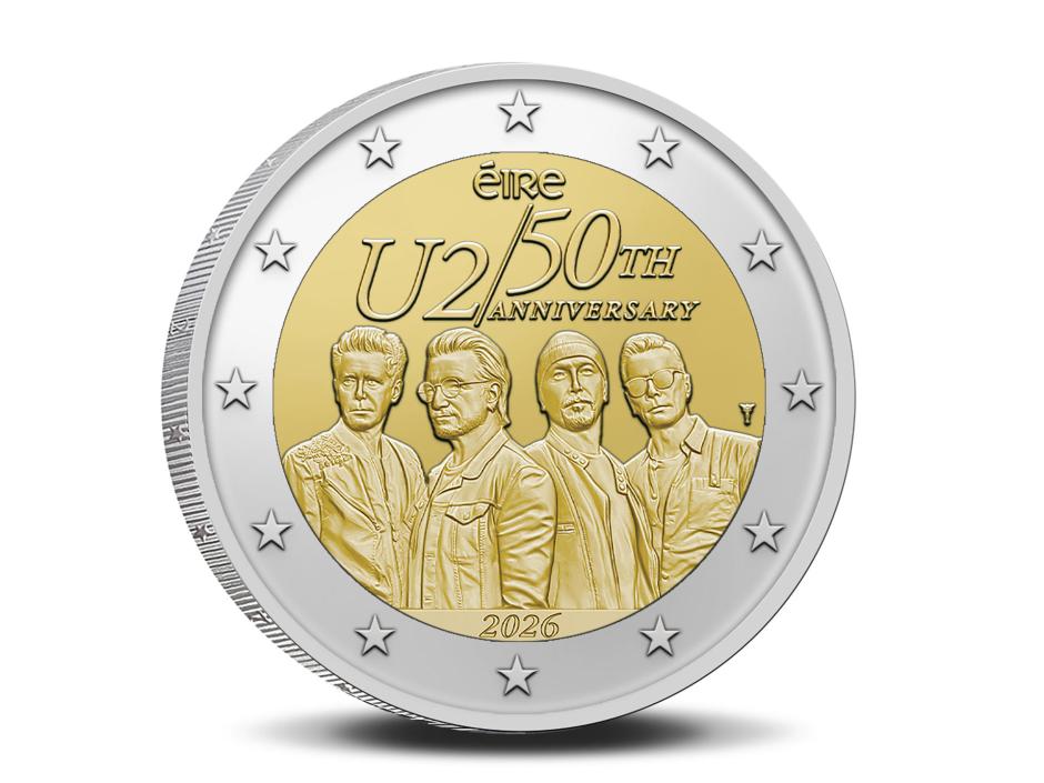 El Banco Central de Irlanda (CBI) ha lanzado este viernes una moneda conmemorativa de 2 euros dedicada a U2, con motivo del 50 aniversario de la formación de la banda dublinesa. La moneda, diseñada por el artista irlandés Shaughn McGrath, reproduce las imágenes de los cuatro integrantes de U2: Bono, The Edge, Adam Clayton y Larry Mullen Jr., quien asistió a la presentación celebrada en el Little Museum of Dublin en representación del grupo. EFE/ Banco Central De Irlanda SOLO USO EDITORIAL SOLO DISPONIBLE PARA ILUSTRAR LA NOTICIA QUE ACOMPAÑA (CRÉDITO OBLIGATORIO)