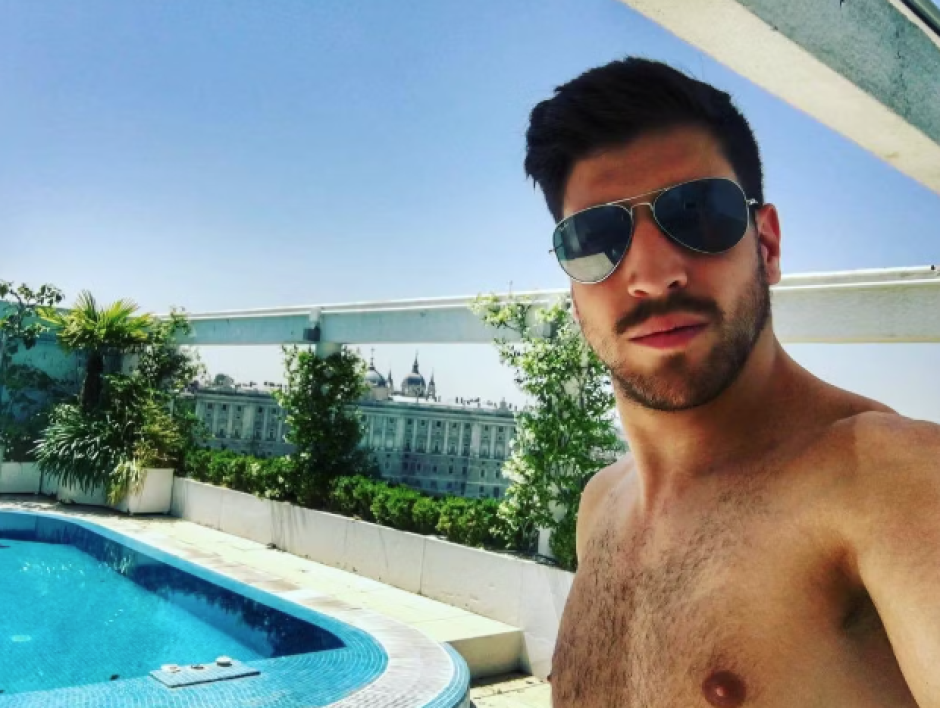 David Blanco, la pareja de Alejandro Amenábar, posa en la terraza