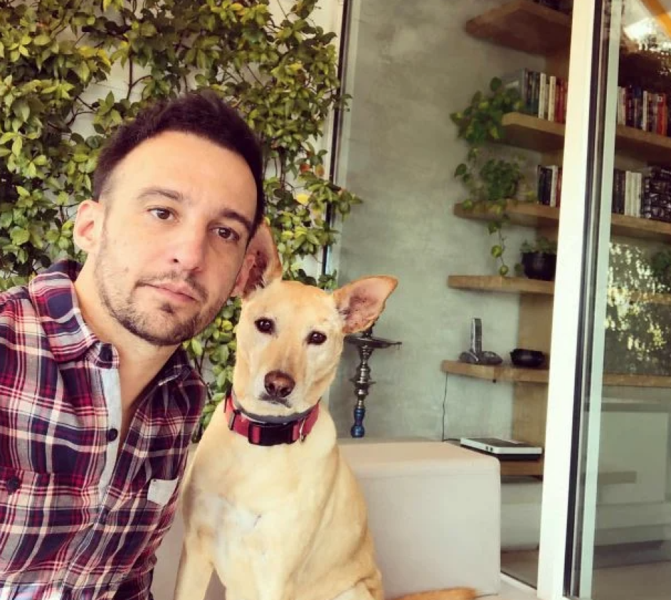 Alejandro Amenábar con su perrito en la terraza de su casa