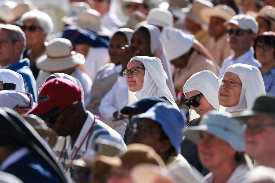 Unas monjas observan al papa León XIV
