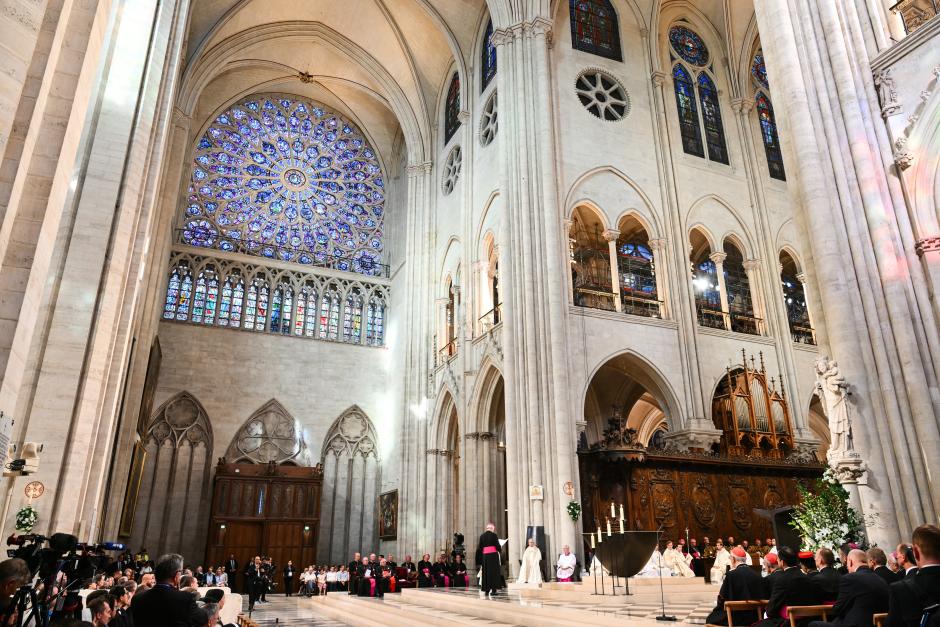 El interior de la catedral de Notre Dame de París durante el rezo de las vísperas