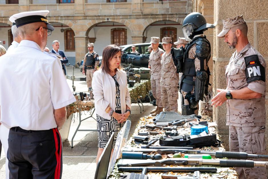 La ministra Robles visita una exposición estática del tercio Norte
