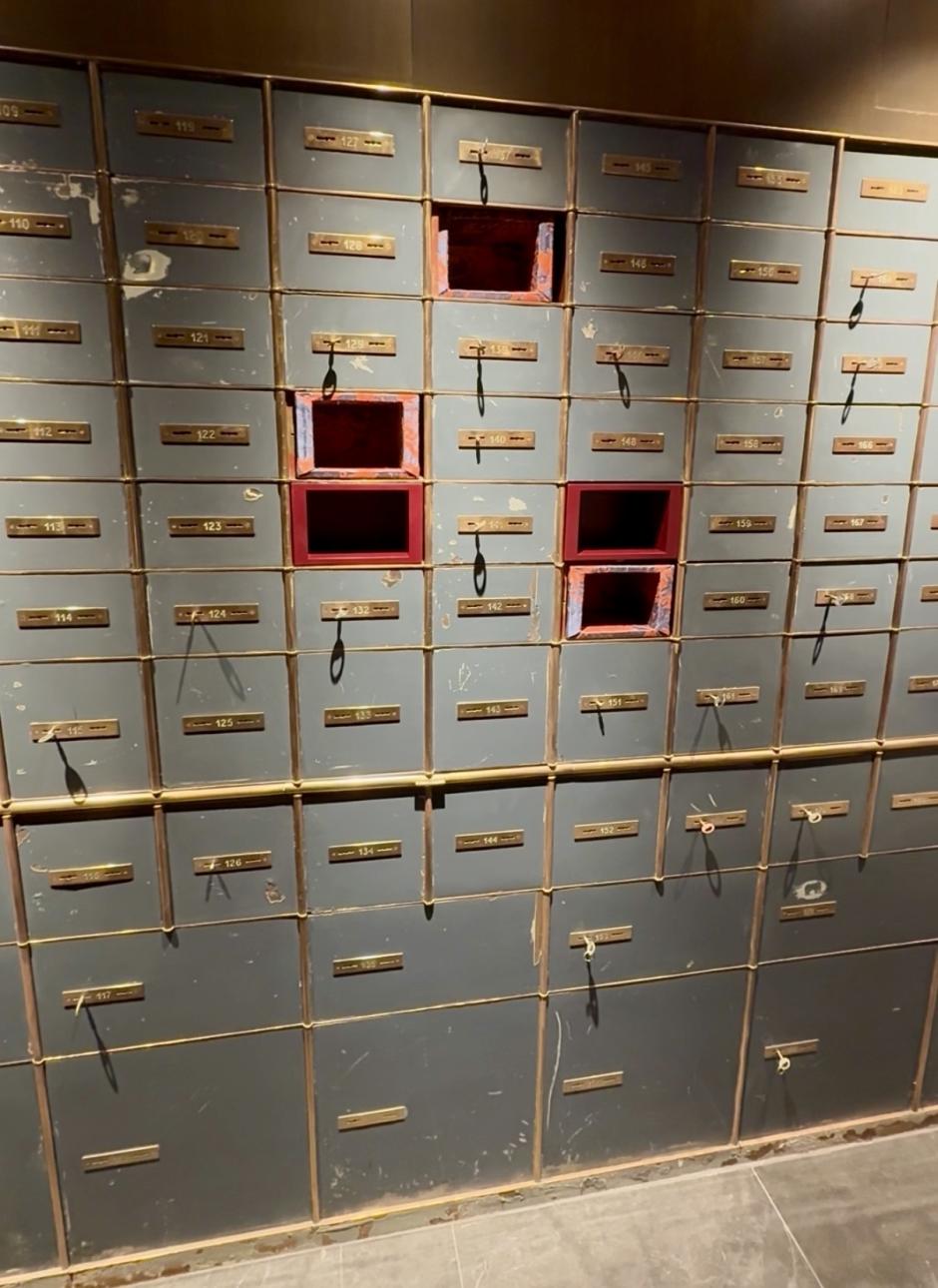 Cajas fuerte en el baño del hotel Nobu Madrid