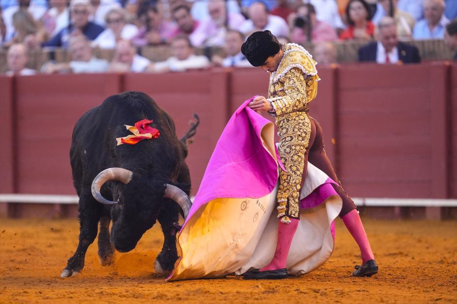 Juan Ortega durante la segunda de abono de la Feria de San Miguel en la Real Maestranza de Caballería