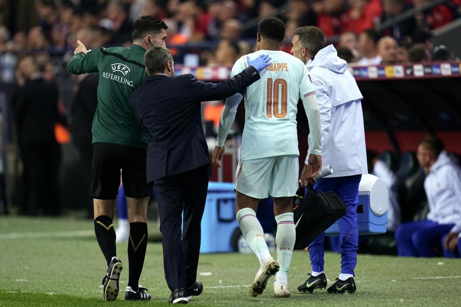 Aunque quiso regresar, Mbappé finalmente abandonó el césped
