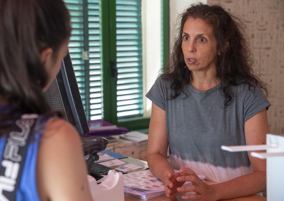 La farmacéutica de Los Rábanos (Soria), María del Mar Sánchez, durante una entrevista