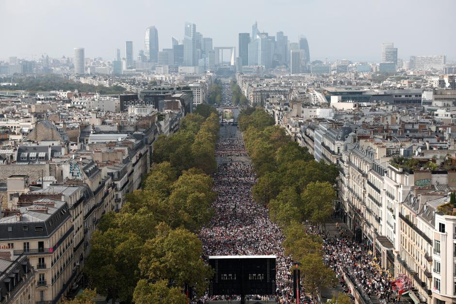Una fotografía tomada desde la azotea del Arco del Triunfo muestra a los fieles reunidos a lo largo de la Avenida de la Grande Armée, con el barrio de La Défense al fondo, para asistir a la misa solemne libre celebrada por el Papa León XIV en la Plaza de la Concordia