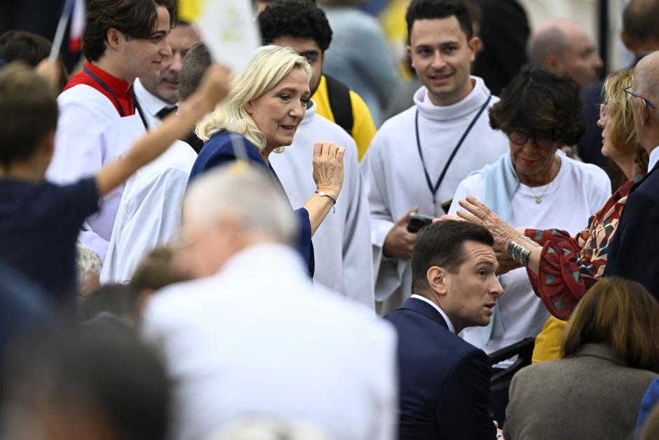 Marine Le Pen (izquierda), candidata del partido Rassemblement National (RN) a las elecciones presidenciales francesas de 2027, y Jordan Bardella (derecha), presidente del RN, toman asiento al llegar para asistir a la Misa solemne