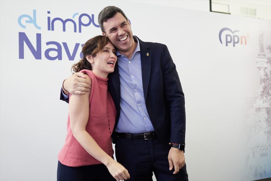 La presidenta de la Comunidad de Madrid y del PP de Madrid, Isabel Díaz Ayuso, durante un mitin junto al presidente del PP de Navarra, Javier García,