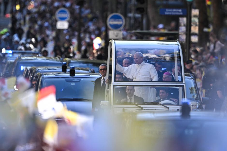 El Papa saluda a la multitud por las calles de París