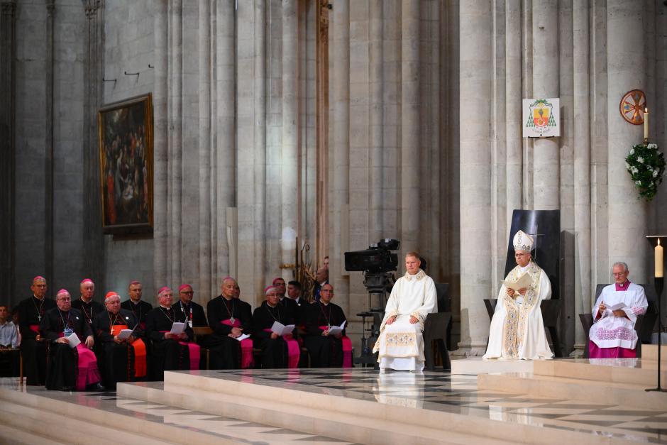 León XIV durante la misa en Notre Dame