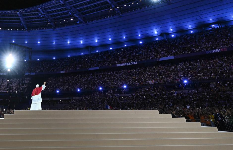 El Papa saluda a los 80.000 asistentes a la vigilia en el Estadio de Francia