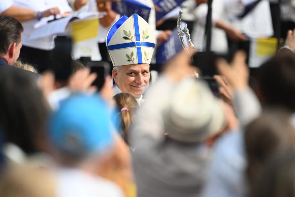 El Papa entre la multitud en la Plaza de la Concordia