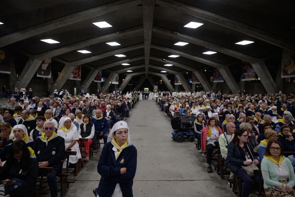 Fieles y prelados se reúnen para celebrar una misa en la Basílica de San Pío X en Lourdes, este sábado 26 de septiembre