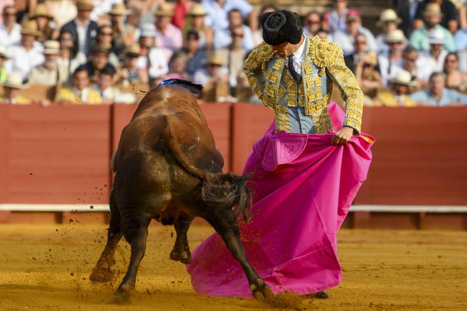 Chicuelina de Pablo Aguado al primero de su lote, al que cortó las dos orejas