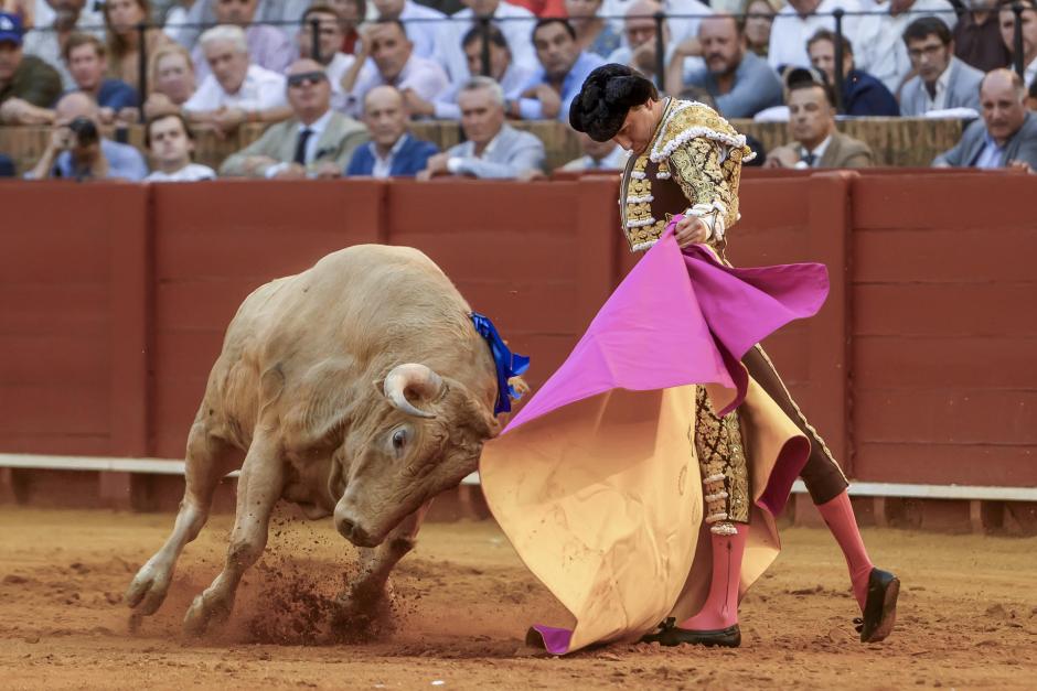 Andrés Roca Rey, este sábado con el segundo de su lote, toro jabonero al que cortó una oreja