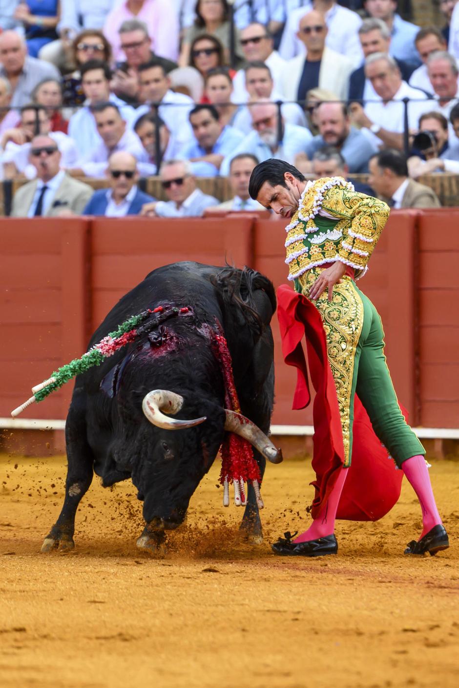 Emilio de Justo, con el primero de su lote, al que cortó una oreja