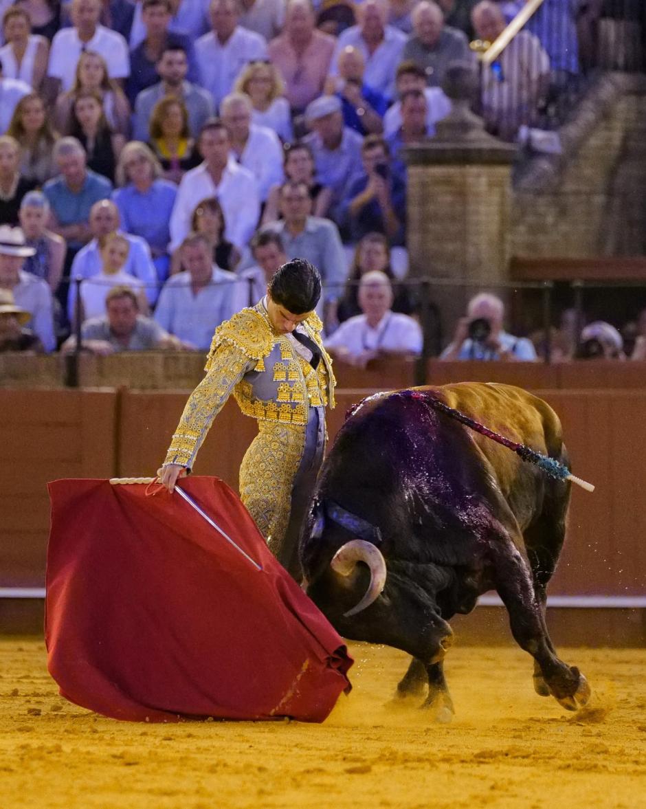 Pablo Aguado, con el último de la tarde, al que cortó otra oreja