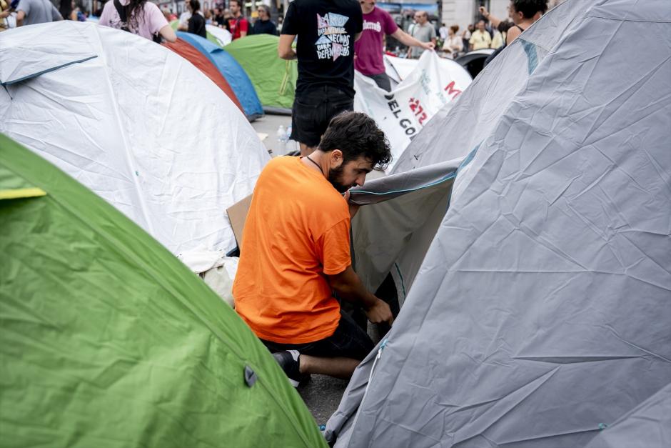 Numerosas personas se concentran en tiendas de campaña en la Puerta del Sol