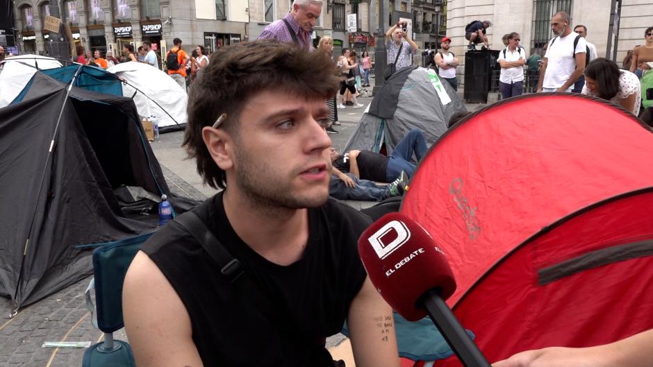 El manifestante Álex atiende a El Debate tras pasar la noche en la Puerta del Sol
