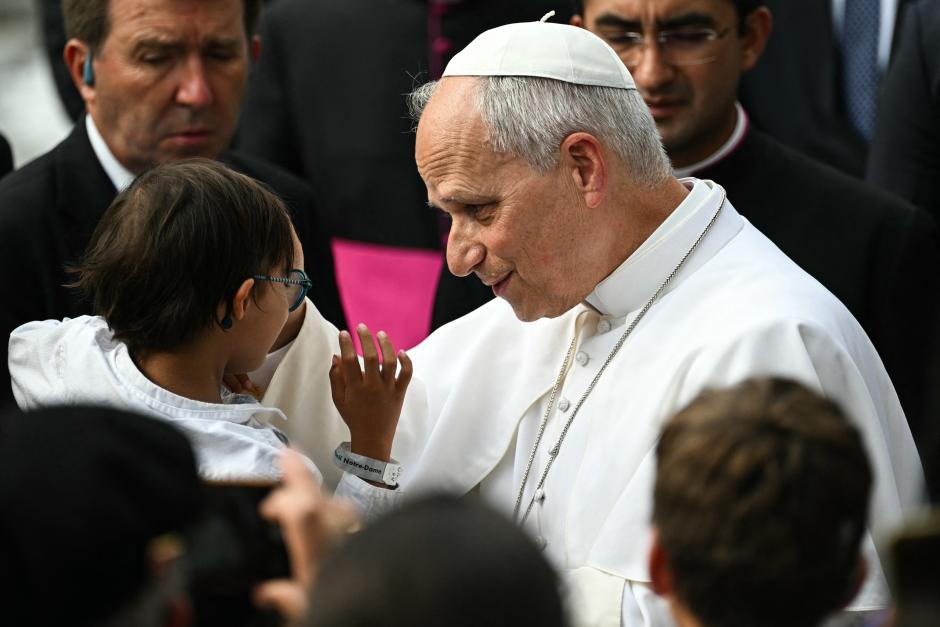 León XIV bendice a un niño durante su encuentro