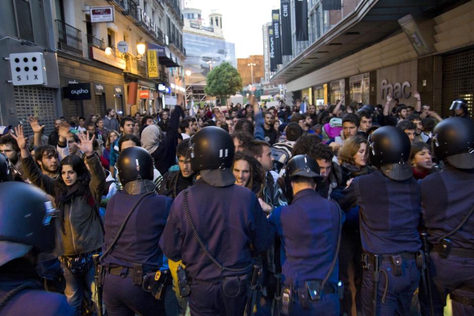Los jóvenes que estaban acampados en la madrileña Puerta del Sol en protesta por la situación de crisis y que fueron desalojados por la Policía