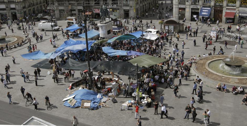 Vista aérea de algunos de los jóvenes acampados en la Puerta del Sol de Madrid a 18 de mayo de 2011