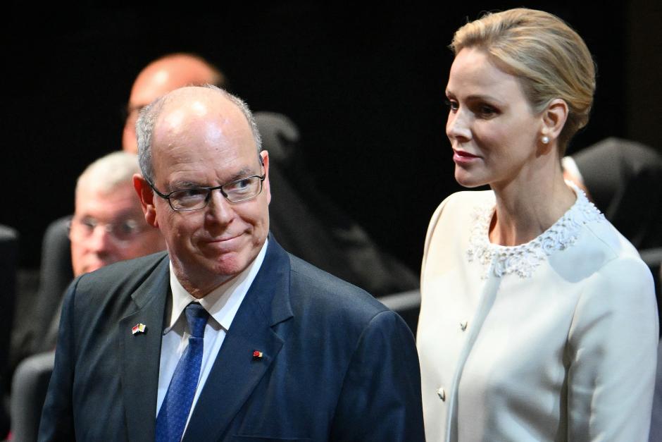 El príncipe Alberto II de Mónaco (izquierda) y la princesa Charlene de Mónaco (derecha) llegan para asistir a un encuentro titulado «En las raíces de Europa: por la paz y la unidad»