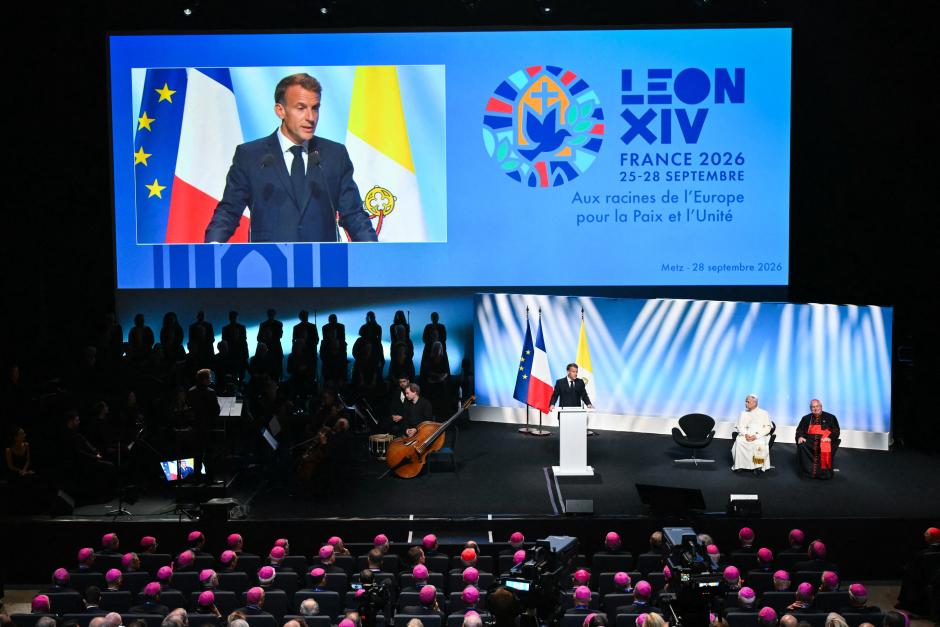 Emmanuel Macron pronuncia un discurso al inicio de un encuentro titulado «En las raíces de Europa: por la paz y la unidad»