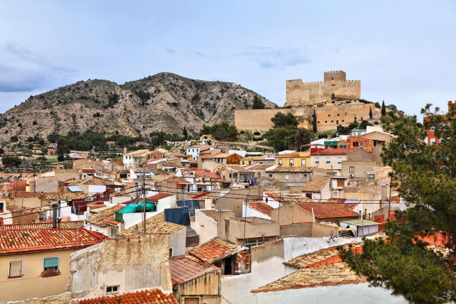Pueblo de Petrer, con castillo y casas cueva