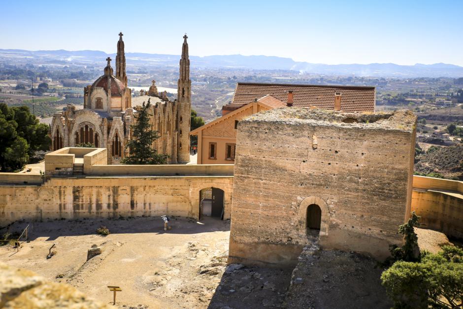 Castillo de la Mola y santuario modernista de Santa María Magdalena, en Novelda