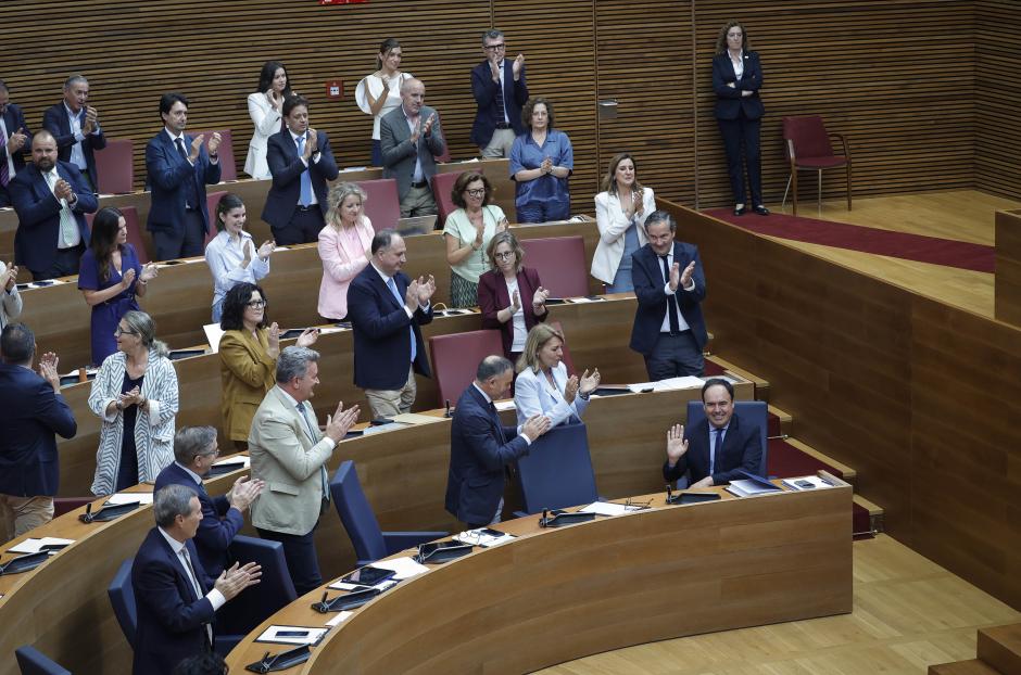 Imagen tomada este lunes de los diputados del PP en pie aplaudiendo a Juanfran Pérez Llorca en las Cortes Valencianas