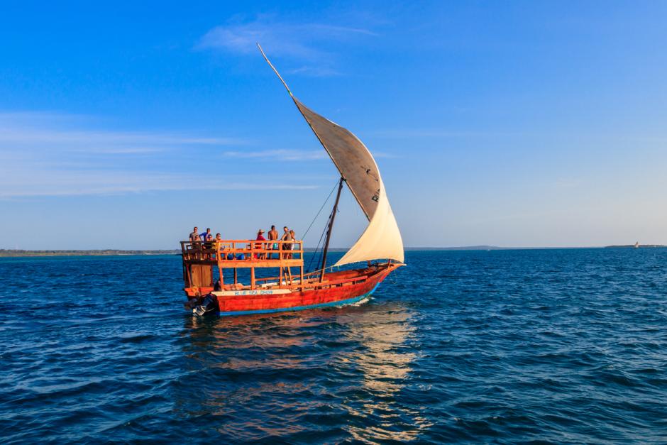 Turistas en una excursión en dhow por el Índico