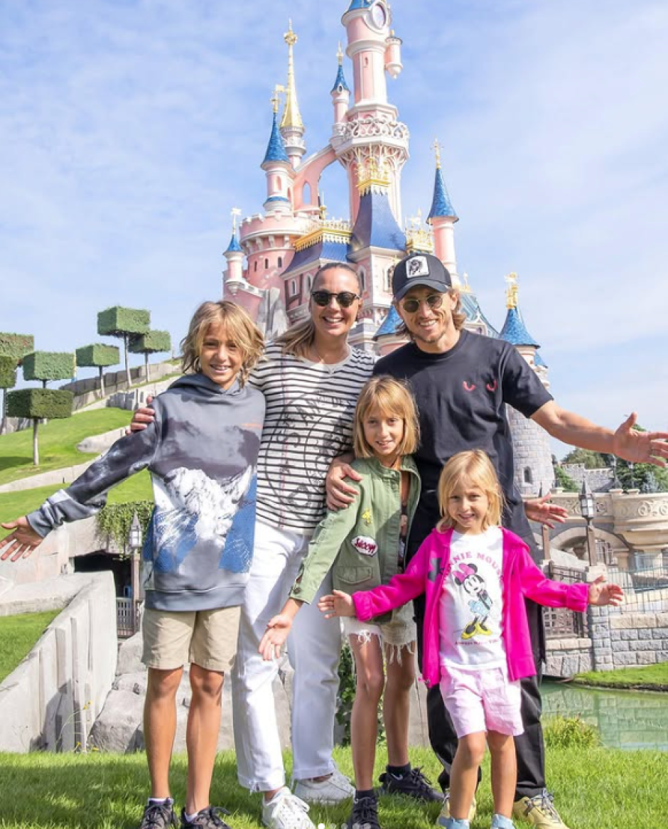Luka Modric y su familia en Disneyland París