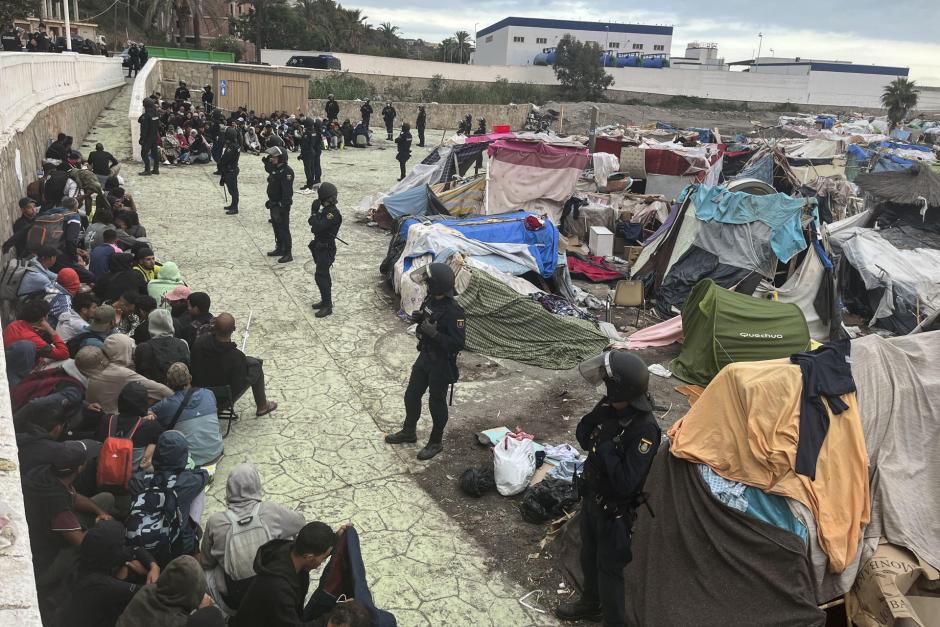 La Policía inicia este martes el desalojo migrantes en la playa de Benítez de Ceuta