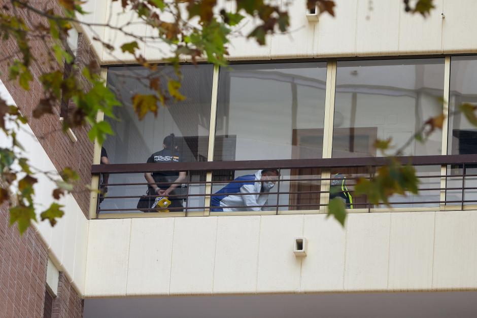 Imagen de los agentes de la Policía Nacional y de la científica en la vivienda de Benidorm donde ocurrió el asesinato de Mariane.