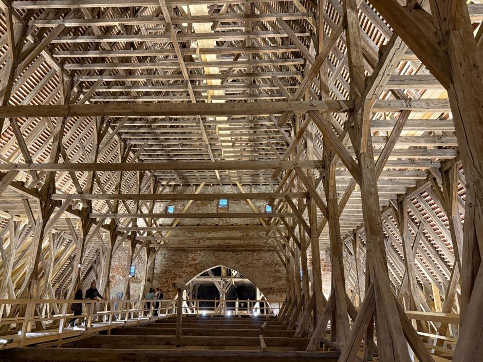 Entramado medieval de madera que sostiene los tejados de la iglesia de Santiado en Jihlava .