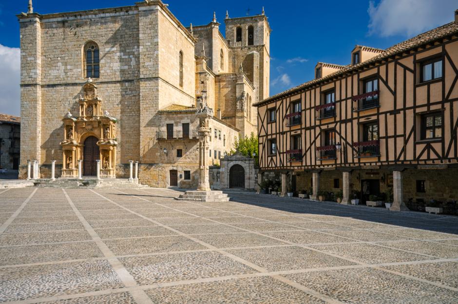 Plaza Mayor de Peñaranda de Duero con el Rollo de Justicia y la excolegiata de Santa Ana