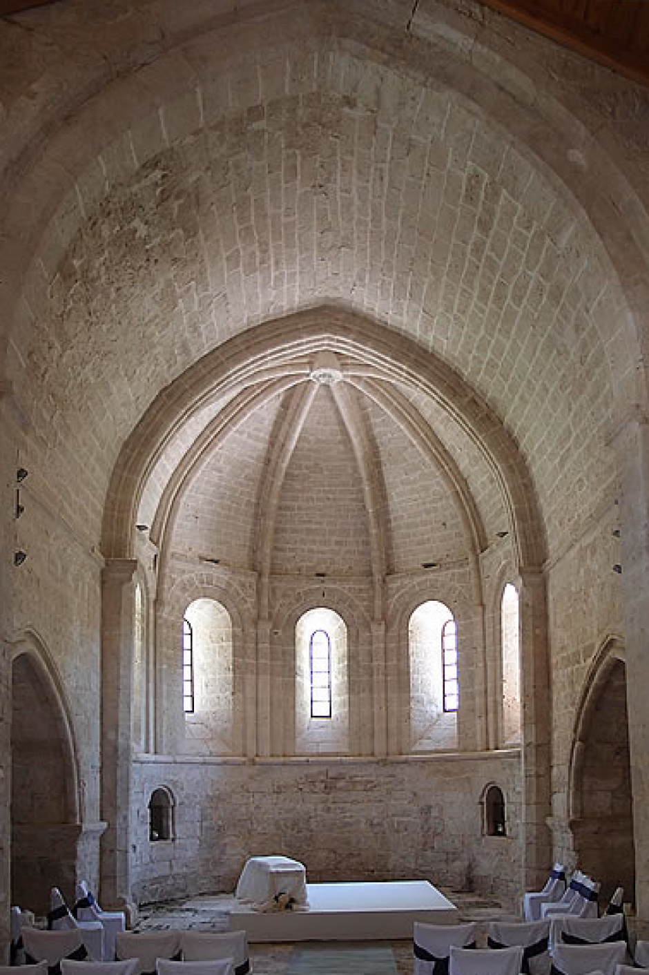 Interior del monasterio de Santa María la Real de Tórtoles de Esgueva (Burgos)