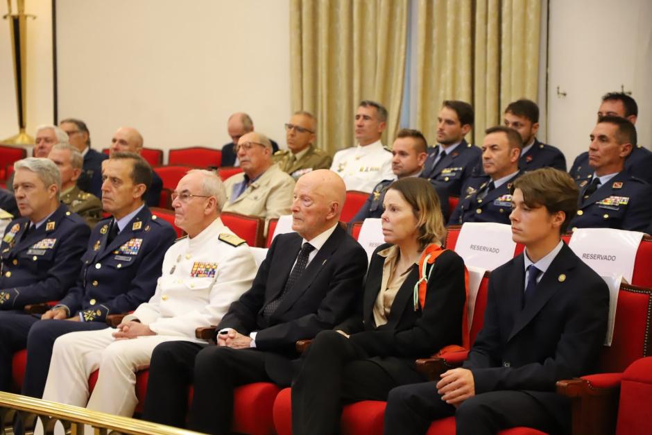 El Rey Simeón de Bulgaria; el Jefe de Estado Mayor de la Defensa, almirante general Teodoro López Calderón; el Jefe de Estado Mayor del Ejército del Aire, Francisco Braco y Carbó; la princesa Kalina de Bulgaria y su hijo, Simeón Hassan