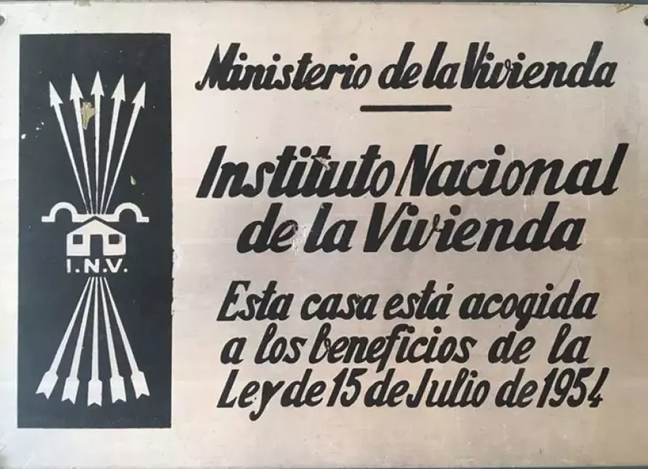 Placa oficial del Instituto Nacional de la Vivienda de la época franquista en España