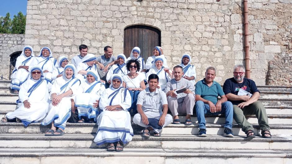 Francisco Javier, con un grupo de Hermanas de la Caridad