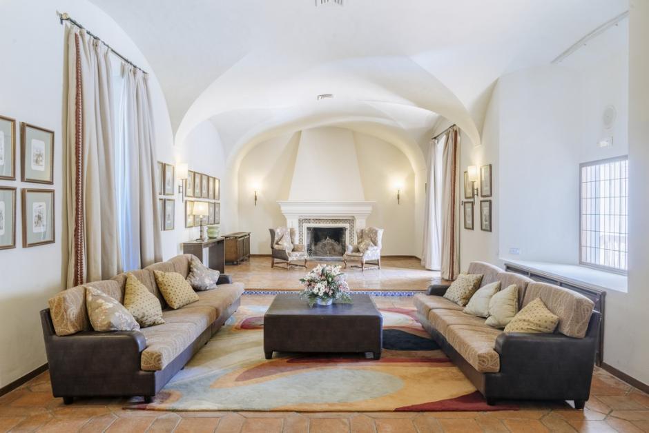 Salón con chimenea del Parador