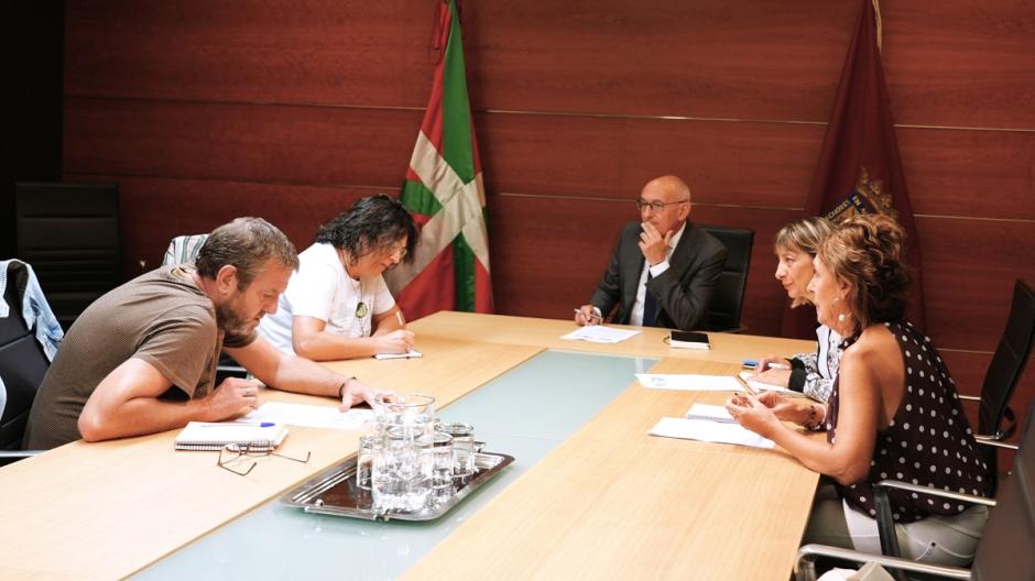 El diputado general de Álava, Ramiro González, recibe a representantes de la Mesa para la Integración del Enclave de Treviño en Álava
