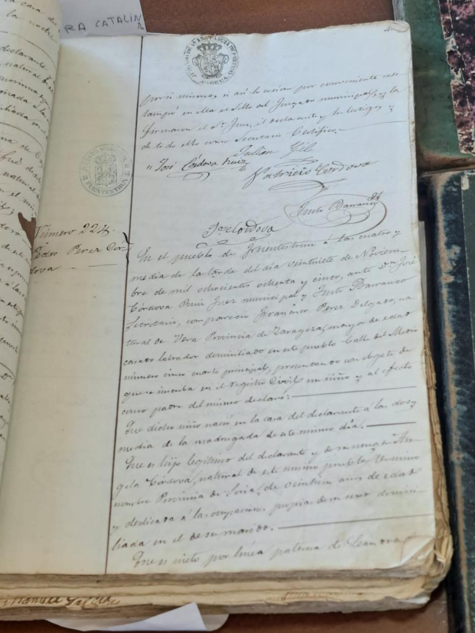 Detalle de un libro de registro de Fuertestrún, Soria