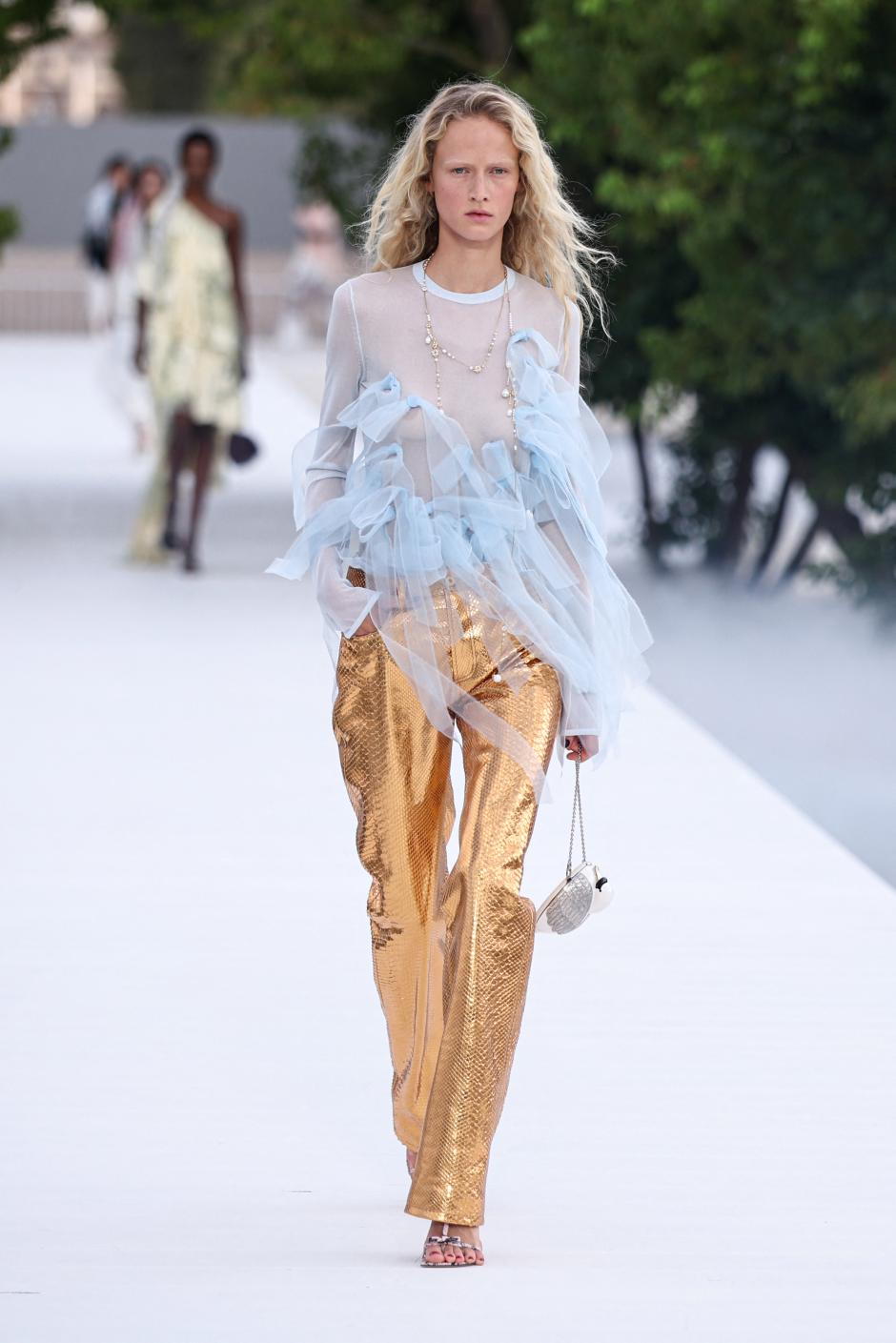 Una de las modelos de la colección presentada en París, de Dior