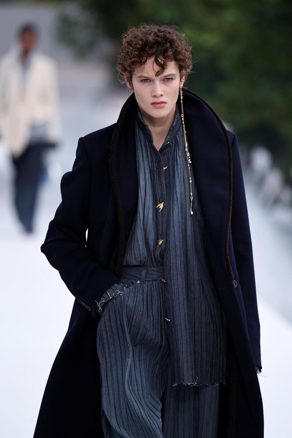 Una de las modelos de la nueva colección de Dior, presentada en París