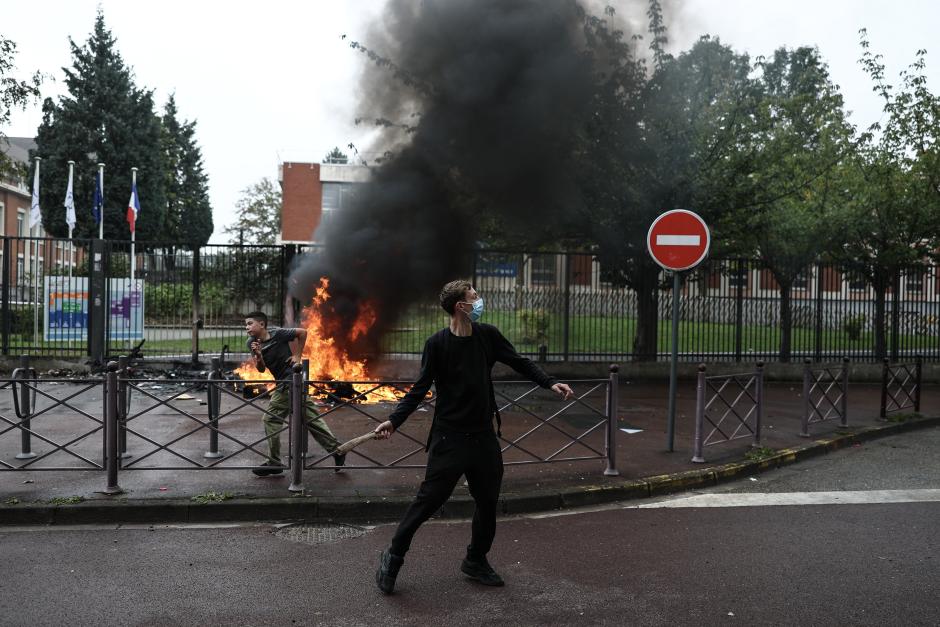Dos jóvenes participan en las protestas estudiantiles en Francia