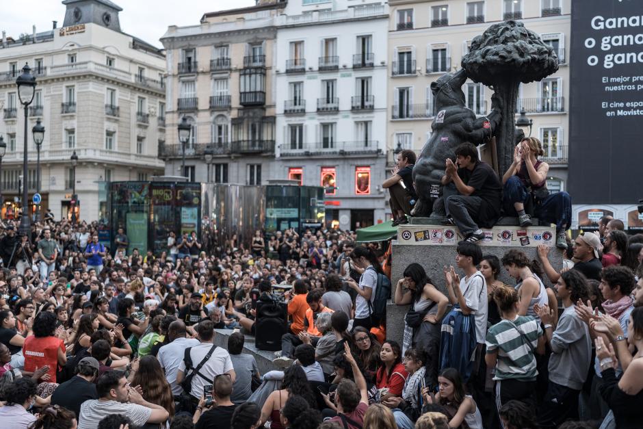 Personas subidas al monumento del Oso y el Madroño